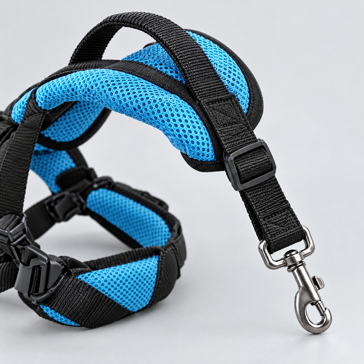 Close-up of the shoulder strap, a grab handle, the adjustable webbing and a snap hook (product render)
